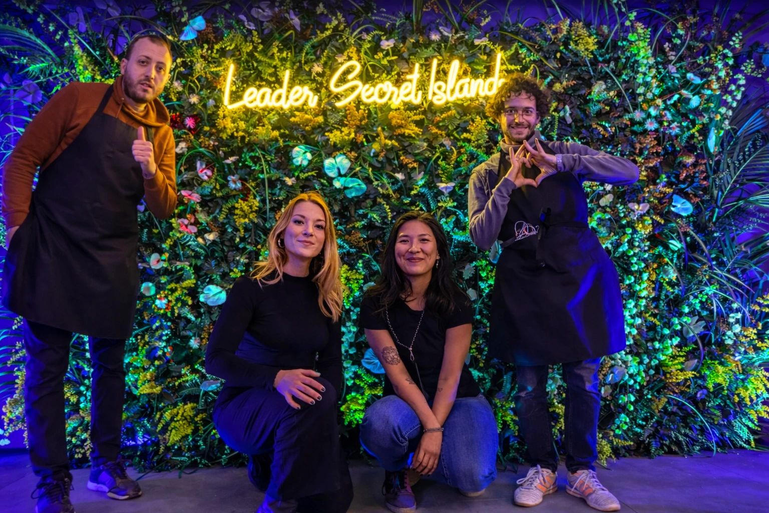 Quelques employés de l'équipe Aglaé souriants devant leur création végétale pour Embiez, un restaurant premium au bords de l'eau.